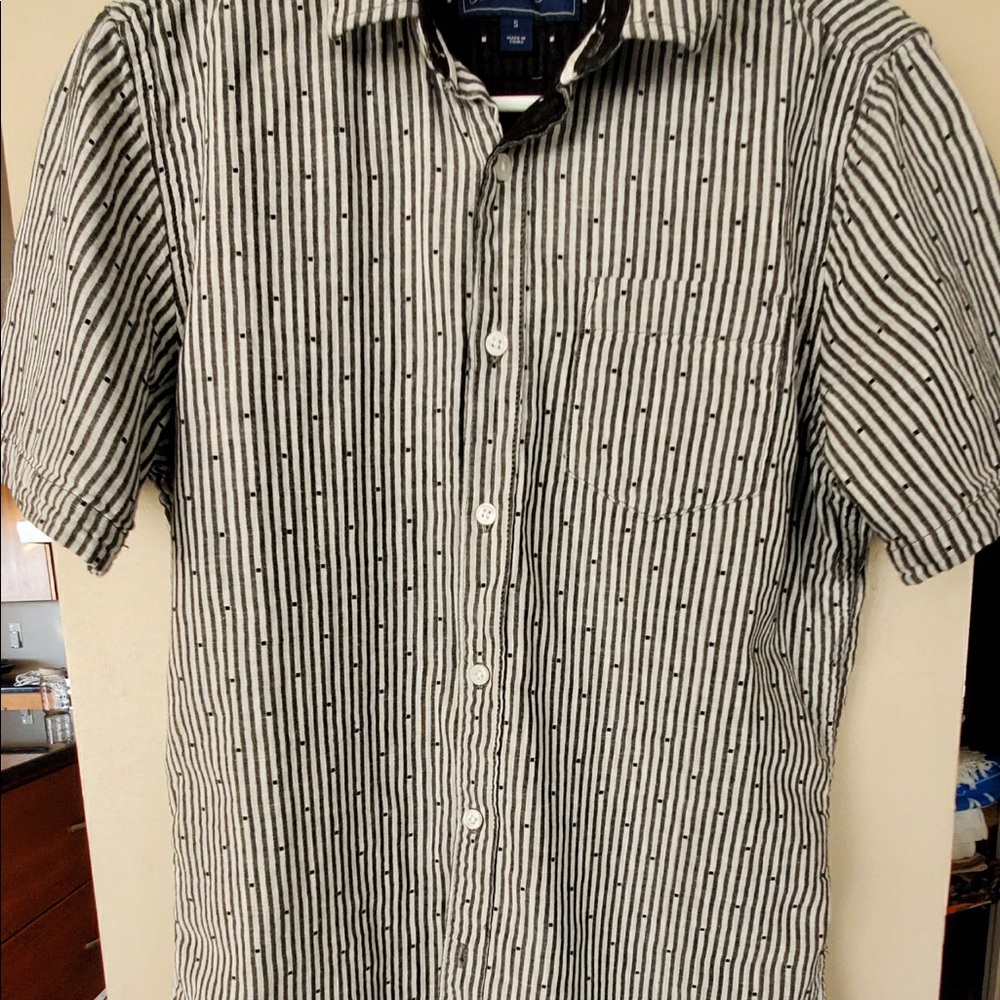 Men’s gray button-up